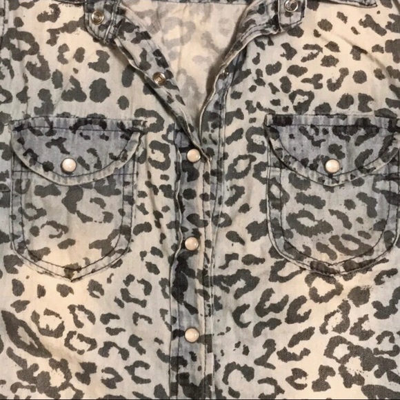 🔹🐆 Blue leopard print snap button top - Picture 4 of 4